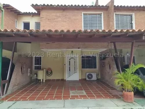 Juan Carlos González. Renta House Carabobo Vende Townhouse Res. Villa Jardín Urb. Villa Jardín San Diego Mls #26-3273 Rah/jcg.