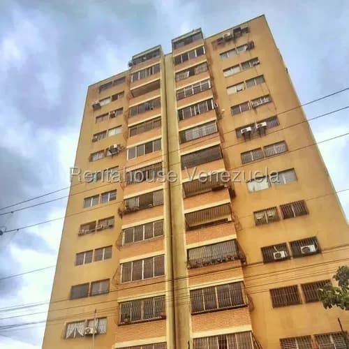 César Bullones Alquila Amplio Apartamento En Zona Oeste, Lara 26-18579