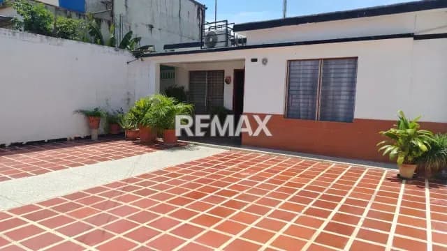 EN VENTA CASA EN EL OESTE, BRISAS DEL OBELISCO