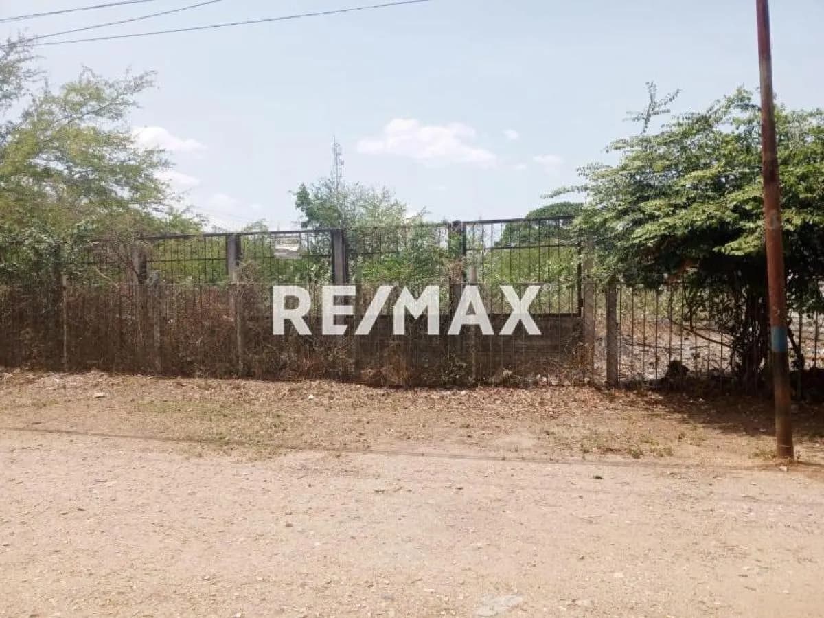 TERRENO EN ALQUILER, USO COMERCIAL, CON UN ÁREA APROXIMADA DE 5.600 M2. UBICADO EN EL MUNICIPIO LOS GUAYOS, EDO. CARABOBO, CARRETERA NACIONAL.