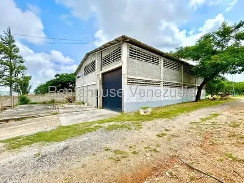 Galpon En Venta En Cabudare En La Zona Cumbre De Terepaima Codigo 2 6 5 9 3 1 Amplio Galpon Cuenta Con Oficinas Baños Para Personal Tanto Interno Como Externo A Parte Tiene Una Mezanina Para Reuni