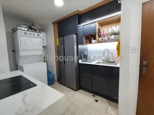 Venta De Centrico Apartamento Remodelado En Colinas De Bello Monte 26-20310