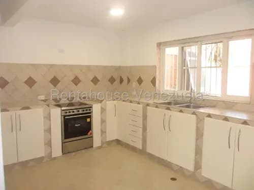 Macaracuay Yt 26-19446 Se Alquila Apartamento En Casa Tipo Anexo, En Primer Piso, Tiene 2 Habitaciones, 2 Baños, Terraza Privada, 1 Puesto De Estacionamiento, Calle Cerrada.