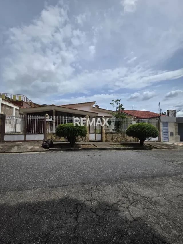 SE VENDE CASA EN EL TRIGAL CALLE CERRADA