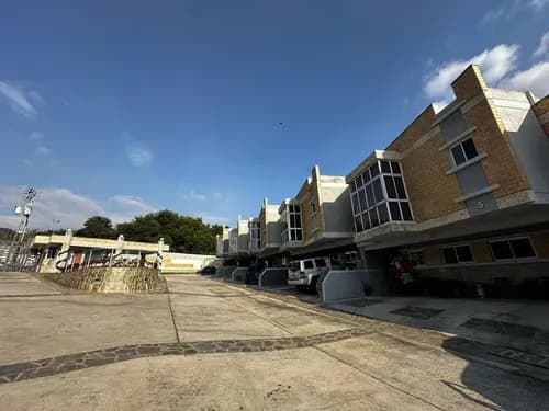 Angelica Rivas Vende Town House En Residencias Villa Lago, Urb Colinas De Guataparo, Valencia Vzla