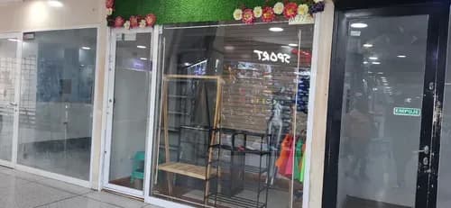Es Tu Momento De Emprender! Te Ofrecemos En Alquiler Local Cubículo De Vidrio, Fin De Siglo Planta Baja Cristyks