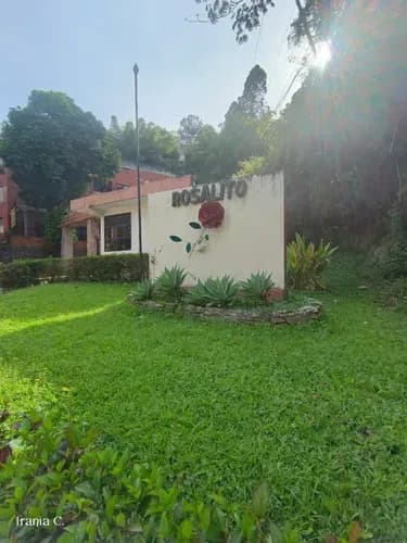 En Venta Hermoso Townhause En La Urbanización Rosalito, San Antonio De Los Altos Fresco Y Hermoso Duplex De 123mt2 Distribuidos En La Planta Alta De Amplia Cocina Equipada Y Empotrada Con Desayunad