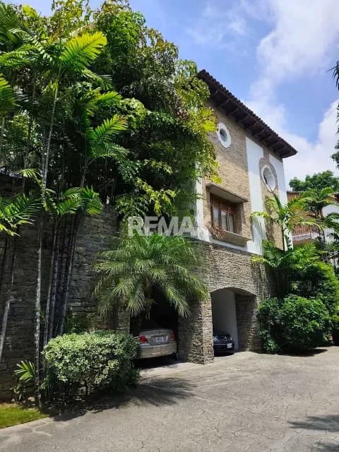 EXCLUSIVA QUINTA EN VENTA LA FLORESTA