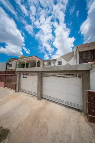 Annic Coronado Vende Casa A Pie De Calle, En La Urbanización La Esmeralda, San Diego. 327698