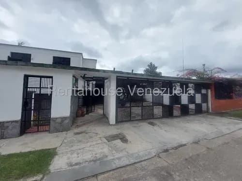 Espectacular Casa Con Hermoso Y Amplio Jardín Y Dos Terrazas En Venta. Urb. El Placer.