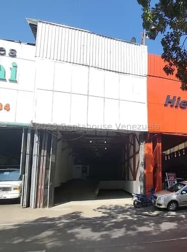 Galpón En Venta En La Yaguara A Nivel De Calle Principal En Zona De Alto Tránsito Y Fácil Acceso