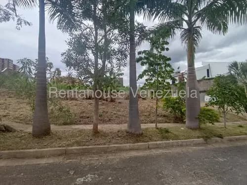 Amplia Parcela Residencial En Urbanización Cerrada Con Vigilancia Permanente. Ubicación Privilegiada Con Fácil Acceso A Vías Principales, Centros Comerciales Y Otros Puntos De Interés.