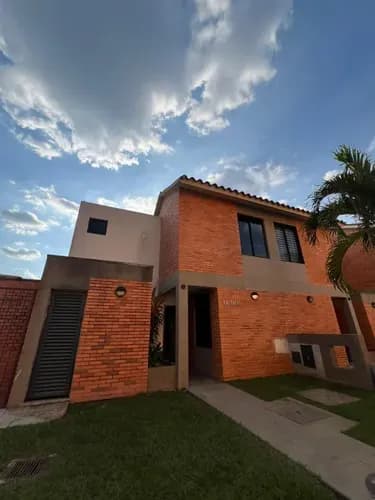 Se Alquila Town House En Conjunto Residencial Villa Capri Ubicado En La Urbanización Altos De Guataparo, Valencia Estado Carabobo