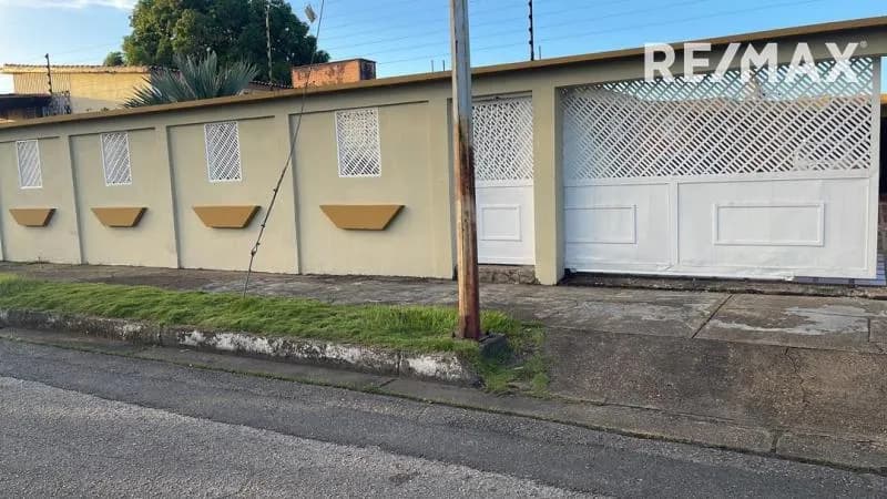 Ofrezco para la venta casa ubicada en la Avenida Andres Eloy Blanco