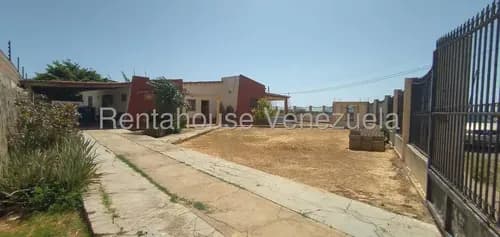 Cómoda Casa Con Amplia Parcela De Terreno En Venta En Guanadito # 26-19537