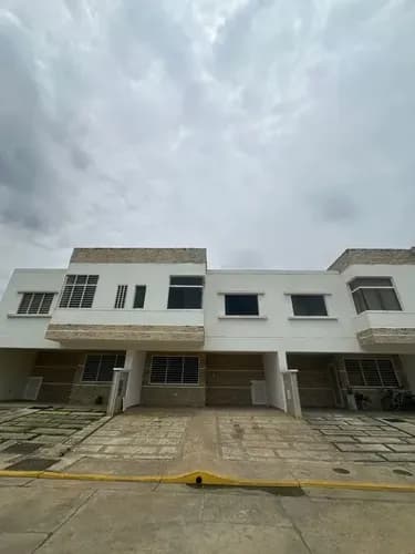 Moderno Townhouse Amoblado Ubicado En San Diego. Res Villa Sofia (a 250 Metros Del Club Madeirense). Vende Dayanna Vasquez