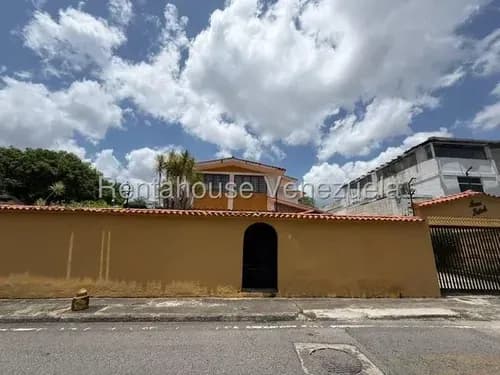 Casa En Venta En Prados Del Este En Calle Cerrada Con Vista Panorámica #26-19358
