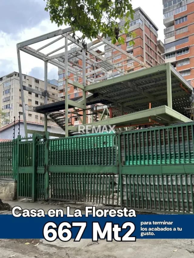CASA DE LUJO EN CONSTRUCCIÓN – LA FLORESTA