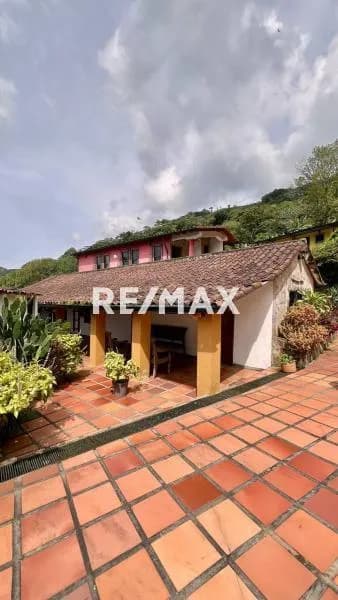 Finca con gran potencial para uso Pecuario, Agricola y Turistico Ubicada en Sector Pedraza vía chorro El Indio y en plena vía principal.