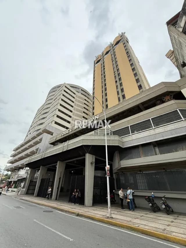 SE VENDE OFICINA TORRE COSMOPOLITAN EN MARACAY ARAGUA