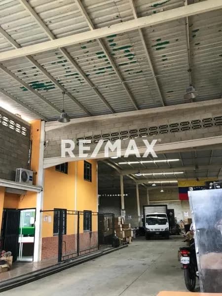 SE VENDEN GALPÓN ACONDICIONADO PARA TRANSPORTE EN PARAPARAL