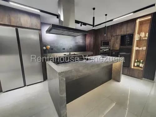 Disfruta De La Exclusividad En Este Moderno Tonw House Ubicado En Una Zona Privilegiada De San Diego, Esta Propiedad Combina Acabados De Lujos, Amplios Espacios Integrados