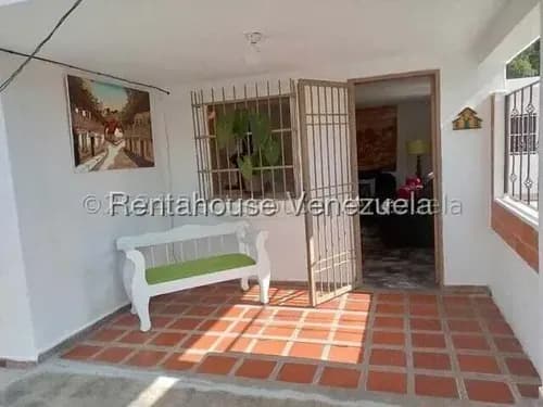 Ammp Mls #26-11129 Con Excelente Distribucion E Iluminacion Narural, Traemos Para Ud Esta Impecable Y Segura Casa Tipo Duplex Ideal Para Familias Numerosas.