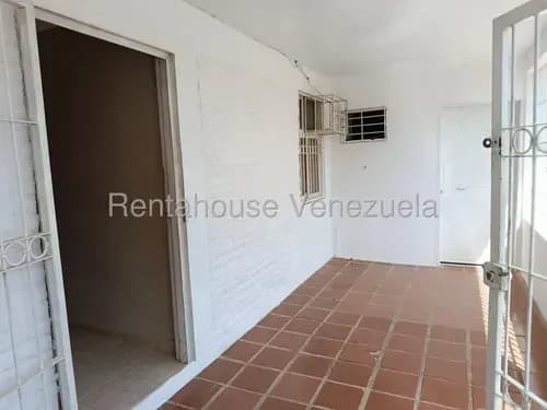 Casa De Dos Niveles Estilo Residencia En Urb. Las Eugenias # 26-11070