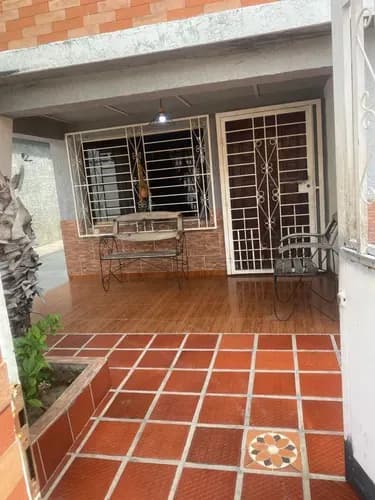 Casa Amplia En Venta - Pozo Propio - 6 Habitaciones- Valencia (lp)