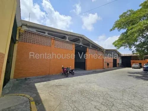 26-6048 Jesus Teran Vende Espacioso, Iluminado Galpón Industrial Con Oficinas, Ubicado En Complejo Industrial En Zona Industrial De Bqto
