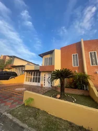 Atlantis Brsca Ofrece En Venta Town House En Guayana Country Club