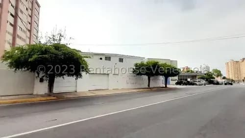 Am. Se Vende Casa Dos Niveles Amoblada Sector La Lago Maracaibo Mls #24-2831