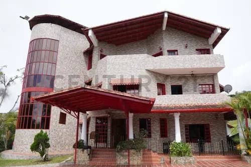 Casa En Venta De Tres Niveles En Merida