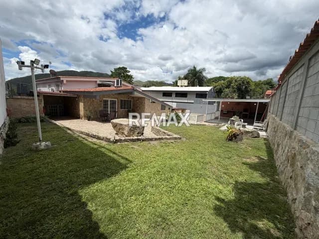 Hermosa Casa con calle privada en la mejor zona de El Castaño