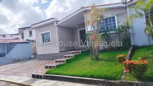 Rentahouse Lara Vende Impecable Casa En Prados Del Golf; 3 Hab Con A/a, 2 Baños Modernos, Hermosa Terraza Y Cocina Equipada. Incluye Tanques Cilíndricos Y Está Lista Para Mudarse.