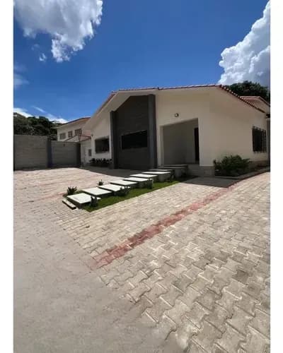 Se Vende Casa Urb. San Román (residencial Y/o Comercial)