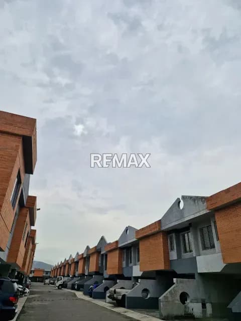 Se Vende Townhouse Santa Cruz San Diego Obra Gris con Adelantos