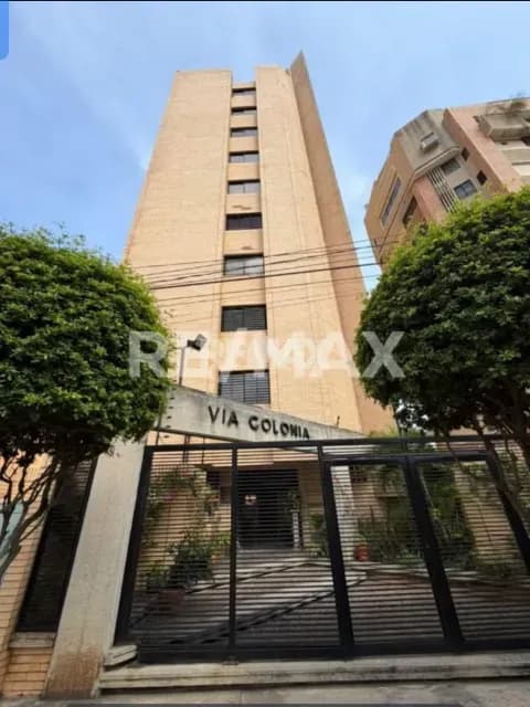 APARTAMENTO EN VENTA EDIFICIO VIA COLONIA SECTOR LA LAGO MARACAIBO