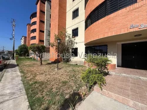 Excelente Apartamento En Venta En Urbanización La Mantuana Totalmente Equipado Agua Seguridad Piso Bajo Nela 26-14662