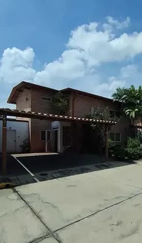 Town House En Residencias Las Trinitarias Sector La Cumaca San Diego. St