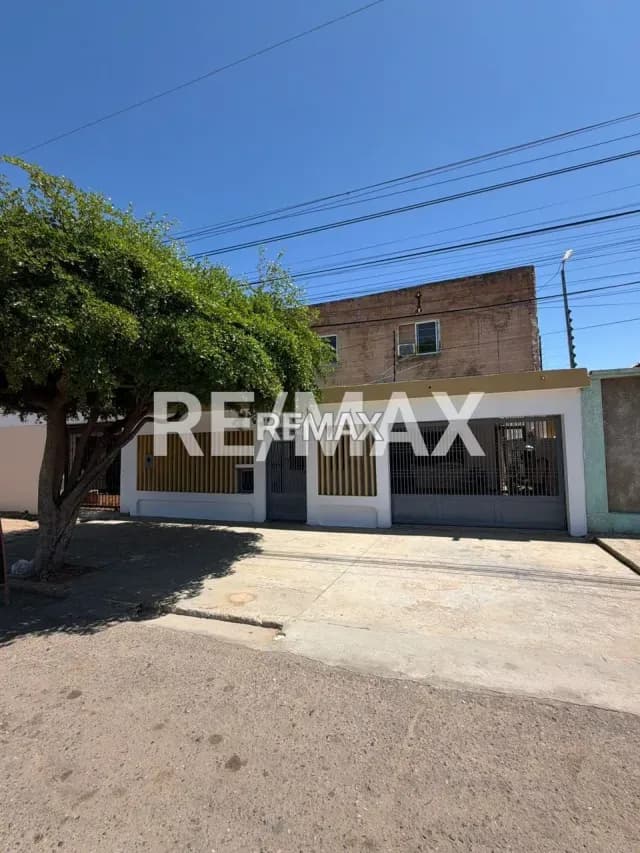 Casa con 2 apartamentos en venta, ubicada en el 18 de octubre