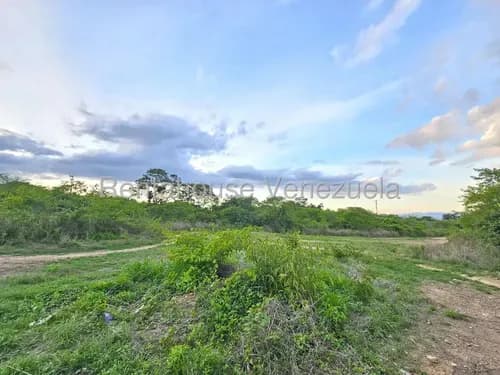 # 26-18455 Venta Amplio Terreno De 7600m2 En La Avenida Intercomunal Cabudare,lara Aa |=
