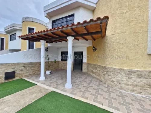 Jip 25-795. Rent-a-house Vende Hermoso Townhouse De 199.69 Mts2, Con Diseño Moderno De 3 Hab, 4 Salas De Baños. Conectado A Pozo Y Areas Sociales. En La Urb Las Carolinas, Turmero