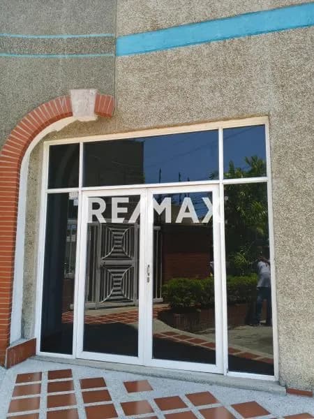 Excelente Local Comercial a pie de calle. Ubicado en la Av. Principal de lechería