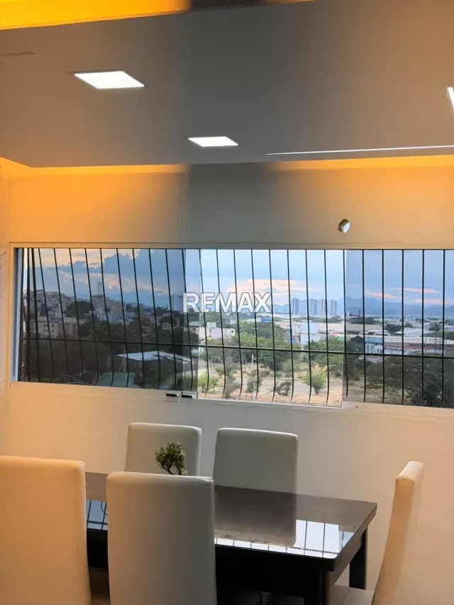Práctico apartamento en venta, en res. Siro 1, en el centro oeste de la ciudad.