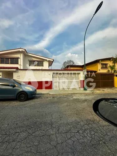 Espaciosa Casa En Venta En Calle Privada De Los Samanes, Con Vigilancia 24 Horas
