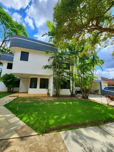 Casa Quinta En Colinas De Guataparo De 3 Niveles, Planta Eléctrica, Piscina. Colinas De Guataparo. Agente: Yraima Tovar