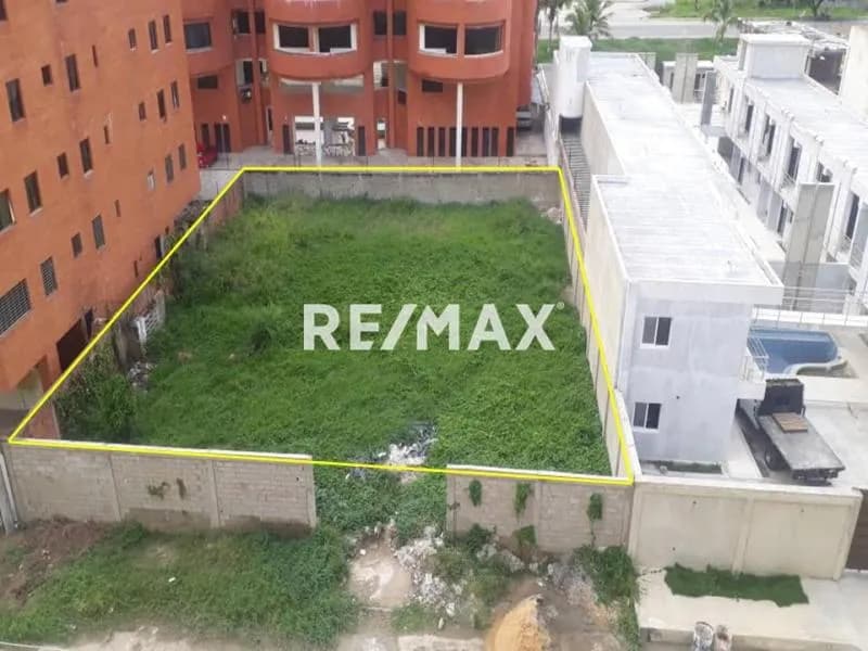 VENDE TERRENO 720 M2 PLANO CON PARED PERIMETRAL Y EXCELENTE UBICACIÓN EN AVE. SILVA, TUCACAS.