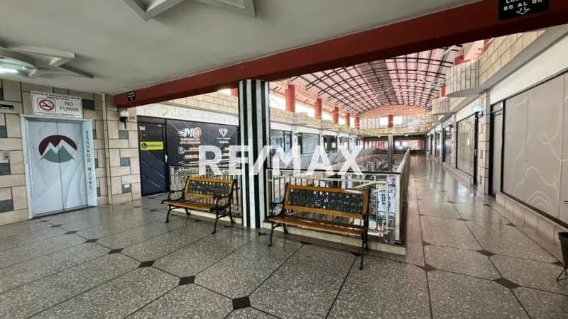 ALQUILER LOCAL COMERCIAL CON 5 OFICINAS, UBICADO EN C.C. MONTEBIANCO