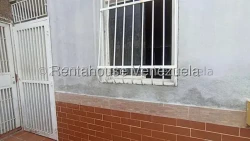 Julio Martínez Vende Conservado Apartamento En Cabudare, Espaciosa Sala, Área De Lavandería, Gas Directo.